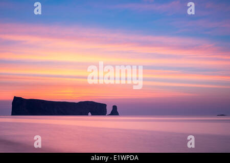 Le Rocher Percé (Perce Rock) vor Sonnenaufgang. Dorf Percé, Gaspésie, Québec, Kanada. Stockfoto