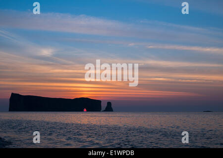 Sonnenaufgang in das Loch des Le Rocher Percé (Perce Rock).  Dorf Percé, Gaspésie, Québec, Kanada. Stockfoto