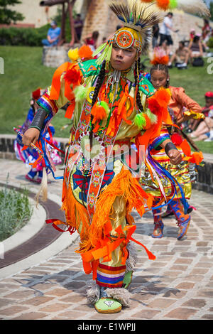 Erste Nationen Tänzer in traditioneller Kleidung zu einem pow wow Zeremonie, Winnipeg, Manitoba, Kanada Stockfoto