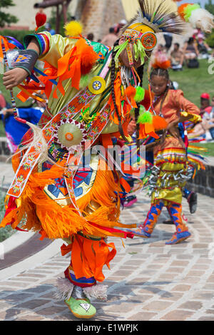 Erste Nationen Tänzer in traditioneller Kleidung zu einem pow wow Zeremonie, Winnipeg, Manitoba, Kanada Stockfoto