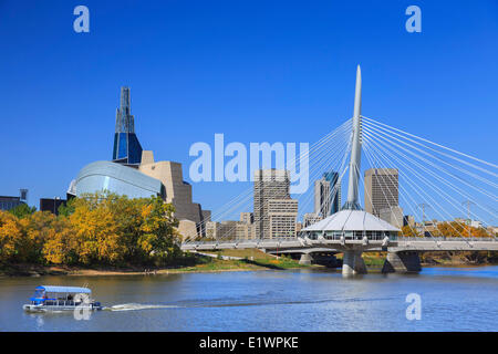 Winnipeg Skyline mit Canadian Museum for Human Rights und Esplanade Riel Brücke, Winnipeg, Manitoba, Kanada Stockfoto