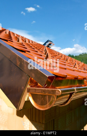 Kupfer Regen Rohr auf dem Dach Stockfoto