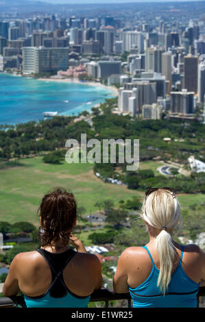 Zwei weibliche Touristen genießen den Blick auf Waikiki touristischen Zentrum von Honolulu Diamond Head Berg Stockfoto