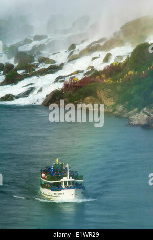 Magd des Nebel Bootes die Touristen am Fuße des amerikanischen Wasserfälle an den Niagarafällen Stockfoto