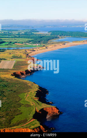 Antenne des Cavendish Beach von dasmitden Head, Prince Edward Island National Park, Prince Edward Island, Kanada Stockfoto