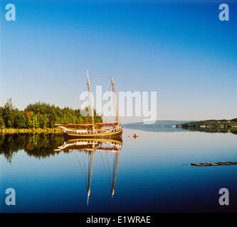 Hölzerne Segelschiff spiegelt sich in Saint John River, Kings Landing historische Siedlung, New Brunswick, Kanada Stockfoto