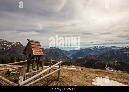 oben auf dem Berg auf den Wiesen mit einer alten hölzernen Kapelle Stockfoto