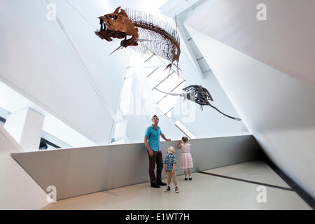 Vater mit kleinen Mädchen und jungen Blick auf Dinosaurier-Fossilien im Royal Ontario Museum, Toronto, Ontario, Kanada Stockfoto