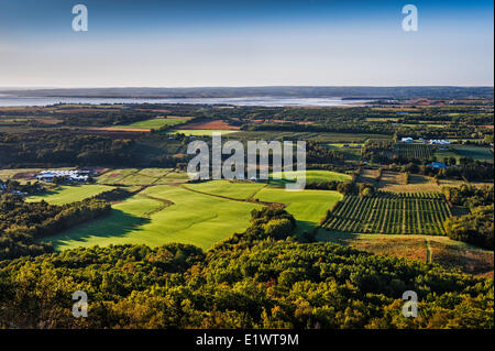 Blomidon Look-Off auf Top North Mountain in der Fundy Shore Annapolis Valley Region anzeigen. Minas Basin Ackerland unten.  Nova Stockfoto