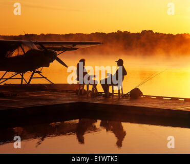 ein paar entspannt auf einem Float Flugzeug Dock, Manitoba, Kanada Stockfoto