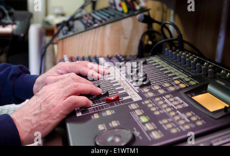 Tontechniker, anzeigen Klippen Tonstudio, Enderby, British Columbia, Kanada. Stockfoto