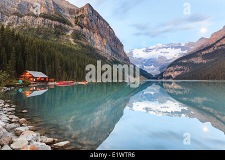 Lake Louise in einer mondhellen Nacht, Banff Nationalpark, Alberta, Kanada Stockfoto