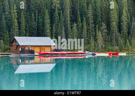 Bootshaus und Kanus Reflexion, Lake Louise, Banff Nationalpark, Alberta, Kanada Stockfoto