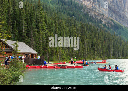 Kanufahren auf dem Lake Louise, Banff Nationalpark, Alberta, Kanada Stockfoto