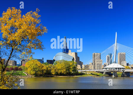 Skyline von Winnipeg betrachtet den Red River mit Canadian Museum für Menschenrechte Esplanade Riel Brücke Herbst Winnipeg, Manitoba Stockfoto