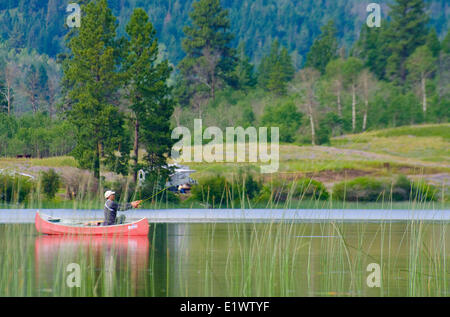 Fliegenfischen Sie Harmon See, in der Nähe von Merritt, British Columbia, Kanada. Stockfoto