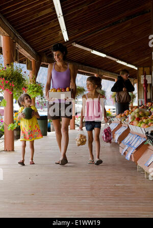 Einkaufen bei Obststand, Keremeos, British Columbia, Kanada. Stockfoto