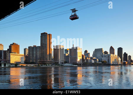 East Side Manhattans im Morgengrauen als gesehen Roosevelt Island. Im Vordergrund steht, ist die East River hoch über der Roosevelt Stockfoto