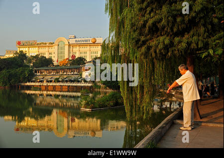 am frühen Morgen Übungen neben Hoan-Kiem-See, Hanoi, Vietnam Stockfoto