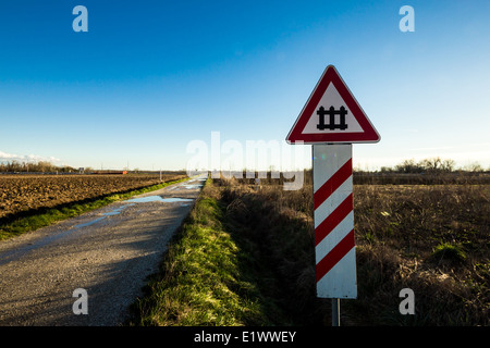 eine isolierte Bahnübergang im Plan von Friaul-Julisch-Venetien. Stockfoto