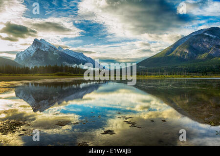 Mount Rundle reflektiert Vermilion Lakes, Banff Nationalpark, Alberta, Kanada Stockfoto