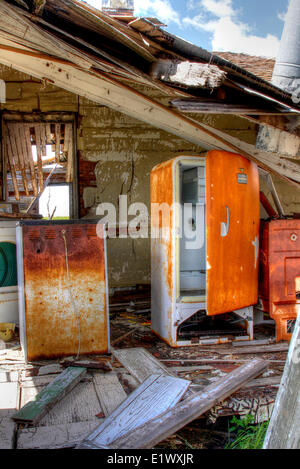 SK, südlichen Saskatchewan, verlassenen Bauernhof Haus, rostigen Geräten entlang Highway 4 Stockfoto