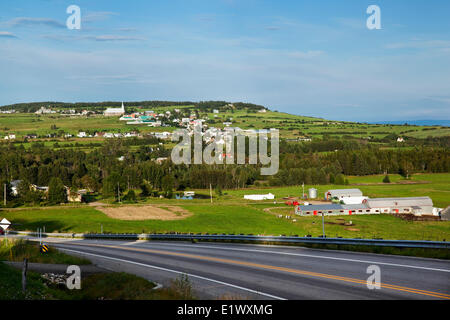 Stadt von Les Eboulements in Charlevoix. Quebec, Kanada. Rechts befindet sich die St.-Lorenz-Strom. Stockfoto