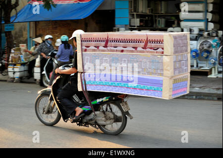 große Last auf einem Motorroller, Haiphong, Vietnam Stockfoto