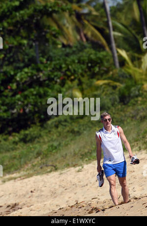 Santo André, Brasilien. 10. Juni 2014. Fußball-Spieler Bastian Schweinsteiger Spaziergänge am Strand von Santo André, Brasilien, 10. Juni 2014. FIFA World Cup wird vom 12 Juni bis 13. Juli 2014 in Brasilien stattfinden. Foto: Marcus Brandt/Dpa/Alamy Live News Stockfoto