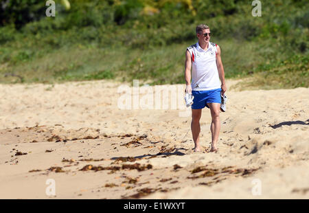 Santo André, Brasilien. 10. Juni 2014. Fußball-Spieler Bastian Schweinsteiger Spaziergänge am Strand von Santo André, Brasilien, 10. Juni 2014. FIFA World Cup wird vom 12 Juni bis 13. Juli 2014 in Brasilien stattfinden. Foto: Marcus Brandt/Dpa/Alamy Live News Stockfoto