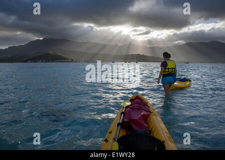 Kajakfahren auf der versunkenen Sandbar, Kane'ohe Bay, Oahu, Hawaii, Vereinigte Staaten von Amerika Stockfoto