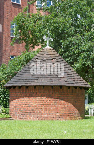 Rundbau mit Ziegeldach für Eingang eine gemeinschaftliche zweiten Weltkrieg Luftschutzbunker, East Sheen, england Stockfoto