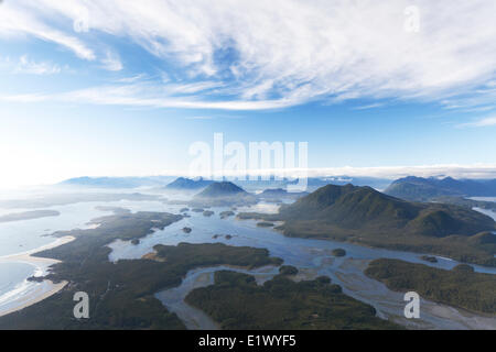 Eine Antenne anzeigen Browning Pass Meares Island zum richtigen Hwy 4 gewundenen Weg vorbei Cox Bay Chesterman Strand.  Tofino-Vancouver Stockfoto