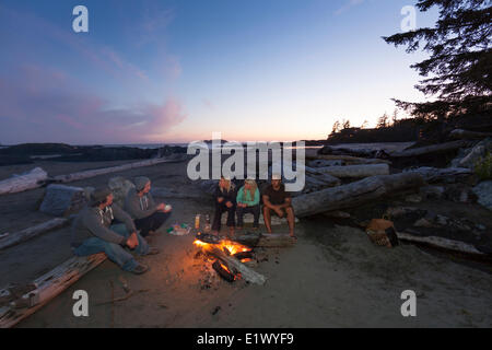 Freunde versammeln sich um ein Feuer für Snacks Gespräch auf Chesterman Beach.  Tofino Vancouver Island in British Columbia Kanada. Stockfoto