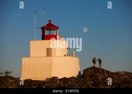 Ein paar verhandelt der felsige Landzunge, die rund um den Amphrite Leuchtturm in Ucluelet. Wild Pacific Trail Ucluelet Stockfoto