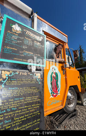 Eine einzigartige beliebtes Nahrungsmittel-Hersteller ist der Bordsteinkante lokal Tacofina Bus wo frische mexikanische Essen, für eine immer hungrig zubereitet wird Stockfoto