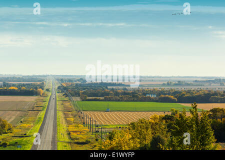 Autobahn und Landwirtschaft Felder, Thompson, Manitoba, Kanada Stockfoto