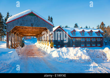 Überdachte Brücke und Mühle im Winter, Hunter River, Prince Edward Island, Kanada Stockfoto