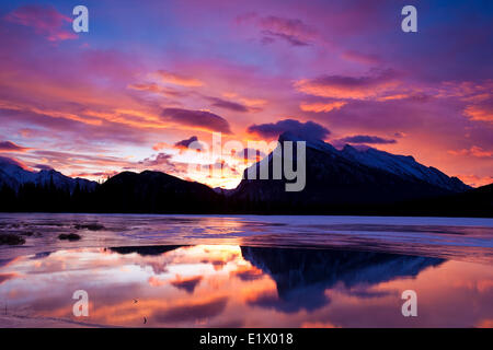 Winter-Sonnenaufgang am Mt. Rundle Vermillion Seen, Banff Nationalpark, Alberta, Kanada Stockfoto