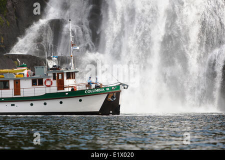 Columbia III dampft neben einem Wasserfall während der Fahrt durch Kynoch Einlass auf Nordküste British Columbias. Stockfoto