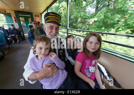 Kinder an Bord die Alberni Pacific Steam Train Fahrt mit dem Zugführer während Enroute McLean Mill-Touristen Stockfoto