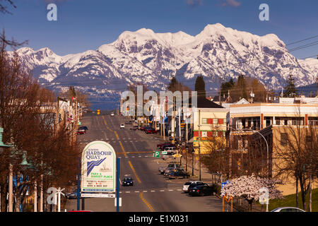 Schneebedeckten Mt. Arrowsmith blickt auf Argyle st. eine Hauptverkehrsstraße in Port Alberni Port Alberni Vancouver Island British Stockfoto