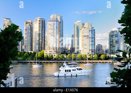 Boote und Yachten im False Creek mit der False Creek Skyline im Hintergrund, in Vancouver, BC. Stockfoto