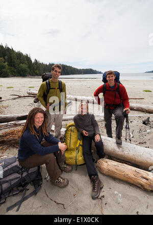 Vier Freunde posieren für ein Foto vor dem Einschiffen auf ihre West Coast Trail Abenteuer. Bamfield Vancouver Island Britisch-Kolumbien Stockfoto