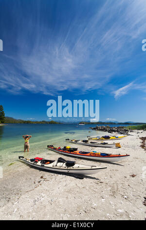 Kajaks Linie einen weißen Sandstrand auf Hand-Insel befindet sich in der Broken Island Gruppe Barkley Sound Vancouver Island British Stockfoto