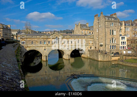 Puteney Brücke und Fluss Avon Böschung in die Stadt Bath, Somerset, England Stockfoto