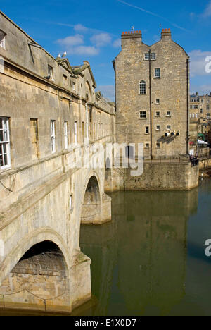 Puteney Brücke und Fluss Avon Böschung in die Stadt Bath, Somerset, England Stockfoto