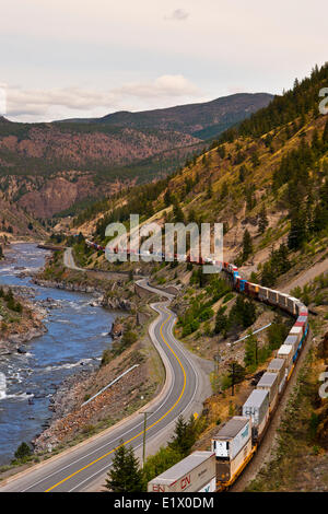 Thompson River, Trans-Canada Highway und Canadian Pacific Rail, British Columbia, Kanada Stockfoto