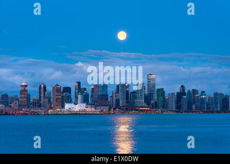 Einstellung der Vollmond über Skyline, Vancouver, Britisch-Kolumbien, Kanada Stockfoto