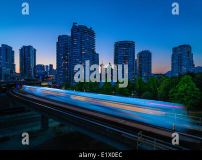 Sky-Train in der Abenddämmerung, Vancouver, Britisch-Kolumbien, Kanada Stockfoto